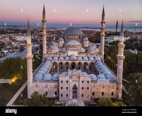  La Moschea di Süleymaniye Un Capolavoro Monumentale dell'Architettura Ottomana!