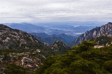 Landscape of Mount Huangshan! An Exploration of Sublime Beauty and Human Presence