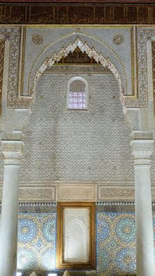  Il Mausoleo di Ustad Ahmad: Un Capolavoro Di Pietra Incisa E Splendore Geometrico!