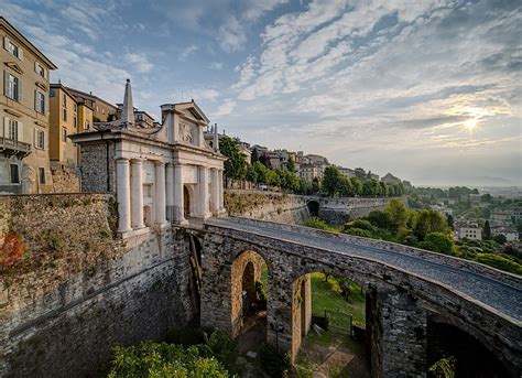  La Porta di San Giacomo: Un Tesoro Romano del IV Secolo con Motivi Vegetali Intriganti!